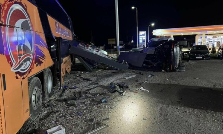 Pamje të frikshme, një autobus vetaksidentohet në magjistralen Gjakovë–Prizren, lëndohen tre persona