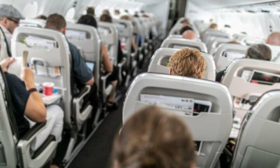 Adoleshenti futet me armë e municion në aeroplan, kapet nga pasagjerët e piloti