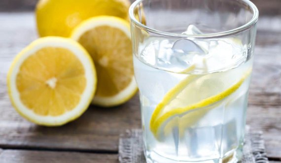 Uji me limon në mëngjes, shumë i shëndetshëm, ja arsyeja
