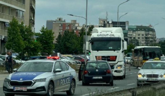 Aksident: Vetura përplaset me një kamion në Prishtinë