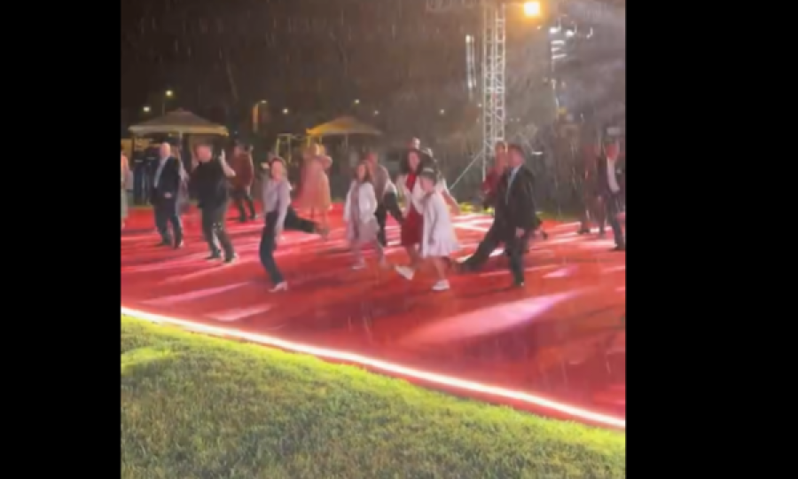 Festa e Pavarësisë së ShBA’ve në Prishtinë, Vjosa Osmani publikon momentin duke vallëzuar në shi
