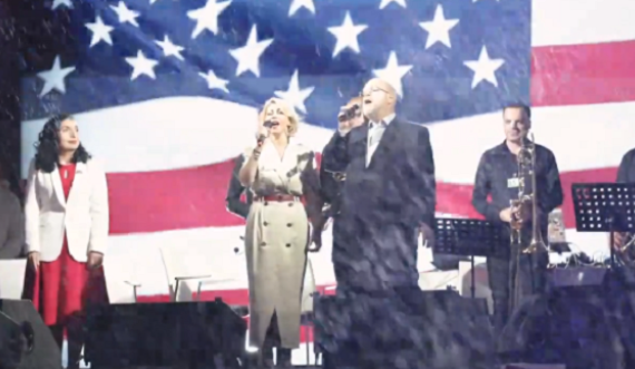 Ambasada amerikane uron me himnin e kënduar nga Alma Bektashi dhe ambasadori Hovenier
