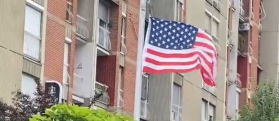 Prishtinë: Ngritet flamuri te shtatorja e Bill Clinton në nder të pavarësisë së ShBA-së