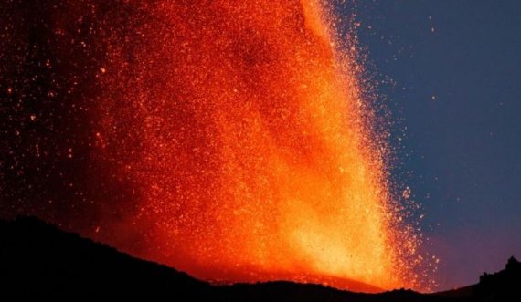 Shpërthejnë vullkanet Etna dhe Stromboli të Italisë, mbyllet aeroporti i Katanias