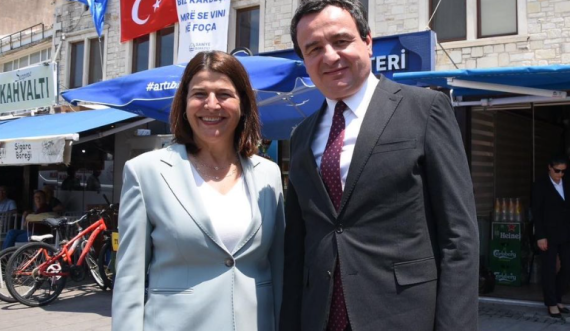 Albin Kurti në Turqi, takohet me kryetaren e parë grua me prejardhje shqiptare në komunën e Foçës