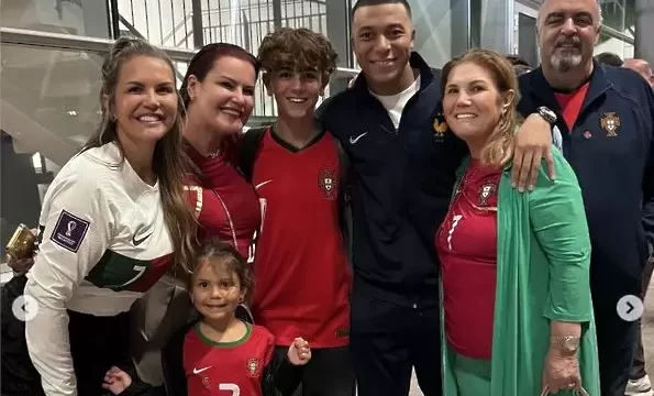 Familja e Ronaldos fotografohet me Kylian Mbappe