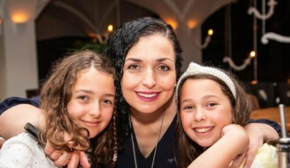 Osmani publikon një fotografi me vajzat e saj binjake: Dy dritat e syve