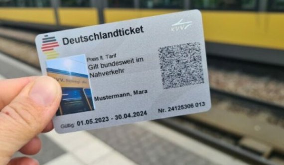 Banorët e Frankfurtit që çregjistrojnë veturën e tyre përfitojnë një vit transport publik falas në Gjermani