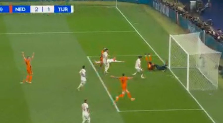 Holanda kalon në epërsi ndaj Turqisë