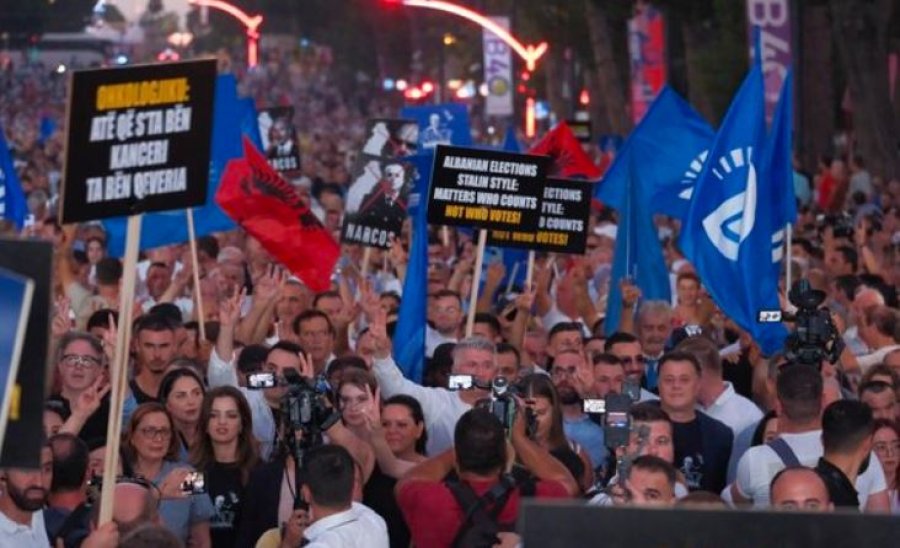 Protesta kombëtare e opozitës, mijëra qytetarë mbildhen para Kryeministrisë