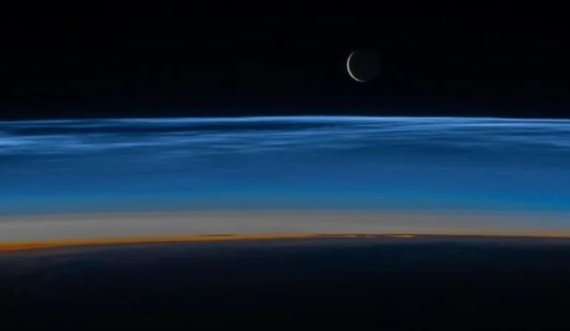 NASA publikon foto të 'lindjes së Hënës'