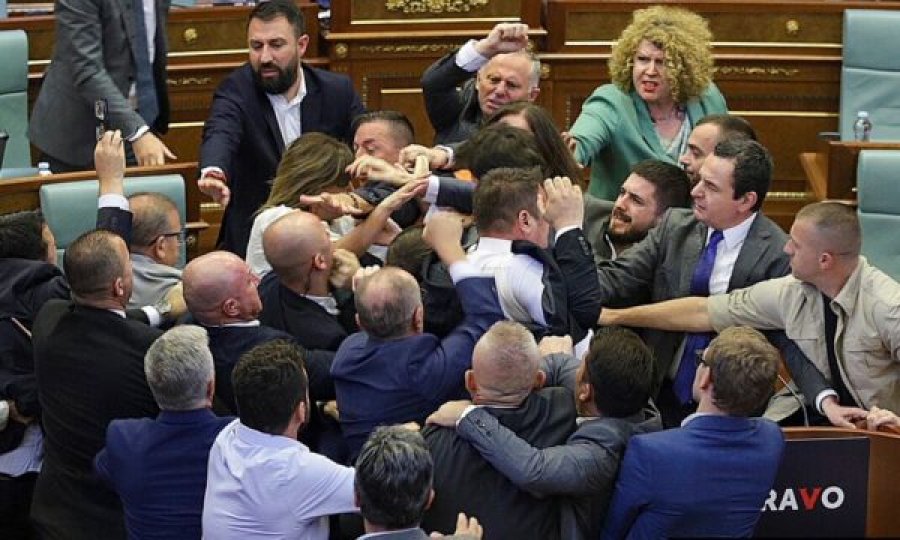 Deputetët e Kuvendit mund ta humbin gjysmën e rrogës nëse përdorin gjuhë joparlamentare apo dhunë fizike