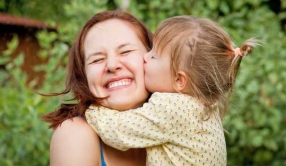 Rregullat e arta që ndjekin të gjitha nënat e lumtura