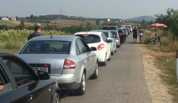 Kaq minuta po presin mërgimtarët te Dheu i Bardhë për të hyrë në Kosovë