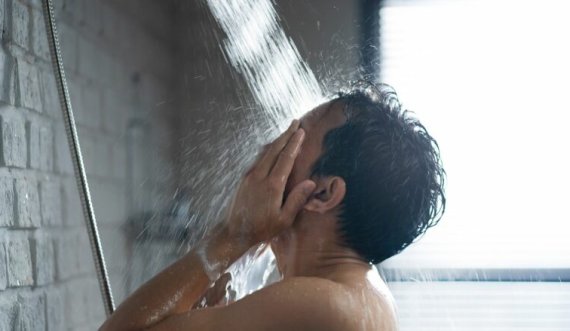 Koha e saktë kur duhet të bëni dush që të ndiheni më pak të stresuar dhe të flini më mirë