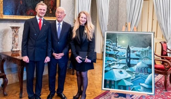 Ambasadori i Kosovës e pikturon qytetin e Prizrenit, ia bën dhuratë Presidentit të Portugalisë në takimin lamtumirës