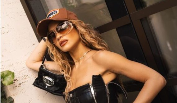 Rita Ora si shitëse në një dyqan