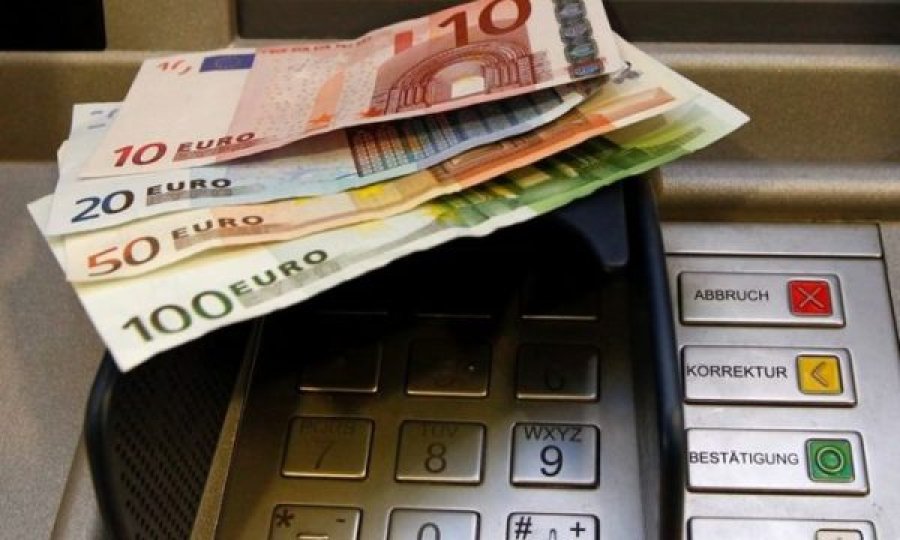 Punëtori me pagë 250 euro: Ato para nuk mjaftojnë, marr borxh, kthej borxh