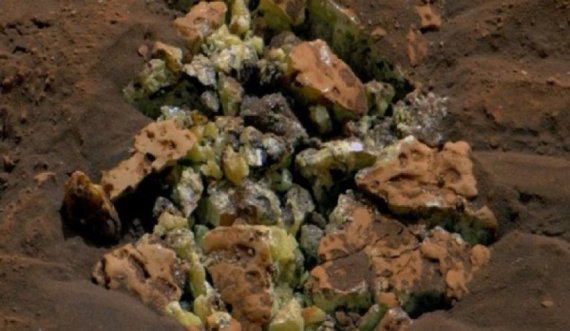 ​Roveri i NASA-s në Mars ka thyer aksidentalisht një gur, gjendet diçka interesante