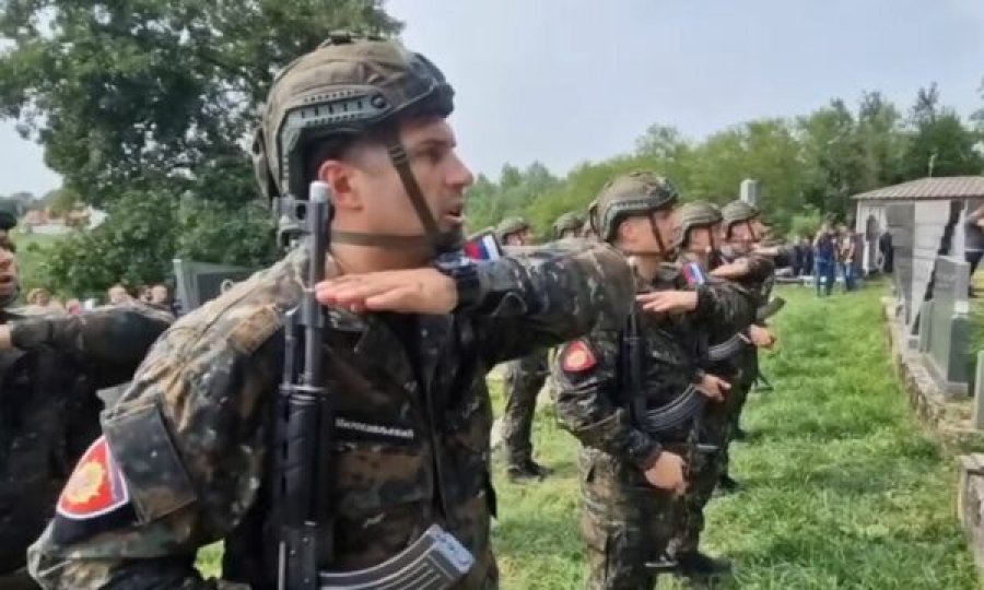 MUP’i serb e politizon varrimin e policit të vrarë nga Faton Hajrizi, këndojnë këngë nacionaliste për Kosovën