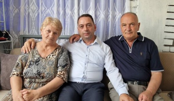 Fadil Nura viziton familjen e Faton Hajrizit: Ashtu siç e ka shqiptari traditë, që në të mirë e në të keq t’i qëndrojë mikut pranë