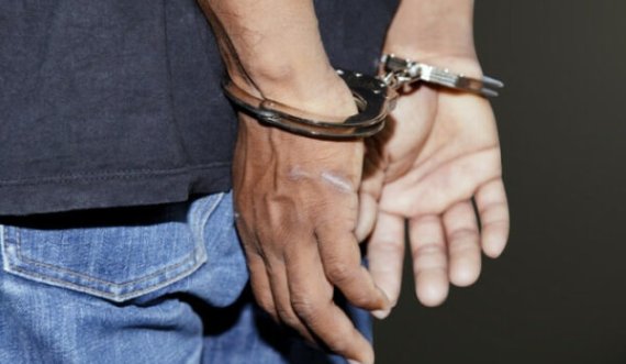 Babai rrah vajzën e mitur në Drenas, arrestohet