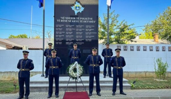 Stafi i Ambasadës së ShBA-së bën homazhe te pllaka memoriale e policëve të rënë në detyrë