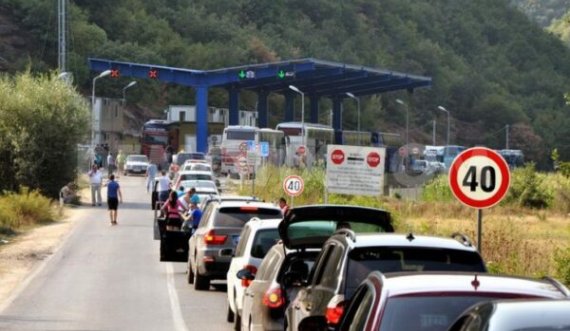 Kolaps  total në pikat kufitare Kosovë Serbi: Dy orë e gjysmë pritje e kolonë 1500 metra te Dheu i Bardhë