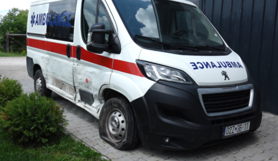 Skandaloze: Aksidentimi i autoambulancës së QKMF-së në Mitrovicë shpërfaqi se automjeti nuk kishte sigurim