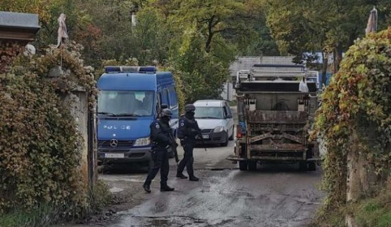 Policia gjen armatim në Zveçan gjatë bastisjes në një shtëpi