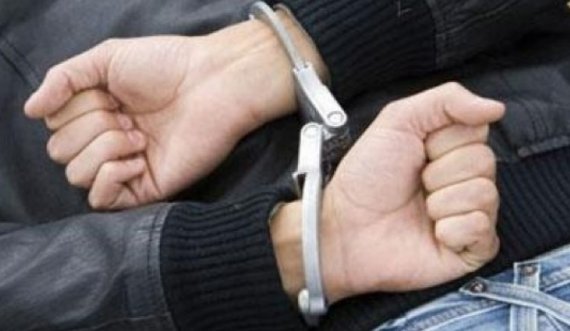 Gjuajti me AK-47 në aheng familjar, Policia arreston 27-vjeçarin në Suharekë