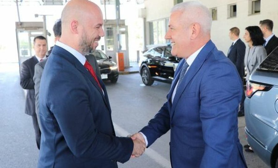 Sveçla takohet me homologun maqedonas: Biseduam për situatën e sigurisë, sigurinë e kufijve, migrimin e paligjshëm