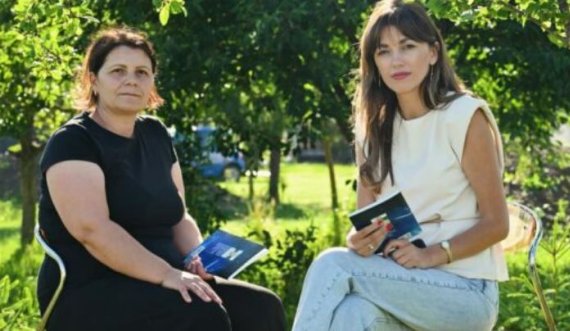 Albulena Haxhiu viziton nënën e Eronës që u vra nga ish-partneri i saj