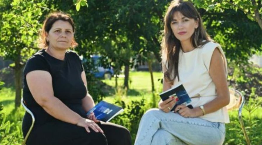 Albulena Haxhiu viziton nënën e Eronës që u vra nga ish-partneri i saj