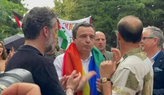 Albin Kurti në 'Paradën e Krenarisë' i mbështjellur me flamur