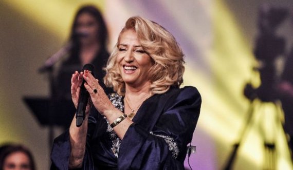 Shkurte Fejza e 'kall' atmosferën në koncertin e saj jubilar  '50 vjet Zëri i Kombit'