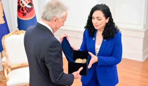 E përzgjedhur dhe e dhuruar nga familja e presidentit Rugova, edhe Osmani ia jep një gur të kristaltë Tony Blair-it