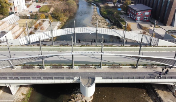 Qyteti i ndarë i Mitrovicës me urën e bllokuar mbi lumin Ibër emblemë e turpit për Hashim Thaçin, Kadri Veselin e Agim Çekun të ndikuar nga shërbimi sekret serb dhe ai francez