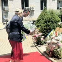 Konjufca e Nikolla bëjnë homazhe pranë pllakës përkujtimore për fëmijët e vrarë nga forcat serbe gjatë luftës