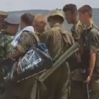 Publikohet momenti kur gjenerali gjerman i dha afat trupave serbe që të largohen për 30 minuta nga Kosova