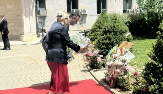 Konjufca e Nikolla bëjnë homazhe pranë pllakës përkujtimore për fëmijët e vrarë nga forcat serbe gjatë luftës