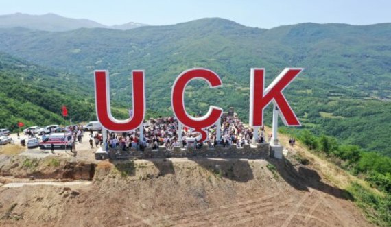 Në Prizren përurohet obelisku gjigant me shkronjat e arta ‘UÇK’ 