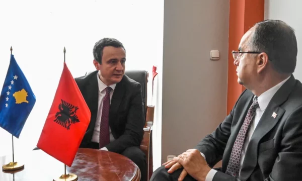 Kurti e pret në takim Presidentin Begaj