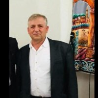 Qytetari nga Podujeva vdes në Qabe, gjatë kryerjes së haxhit
