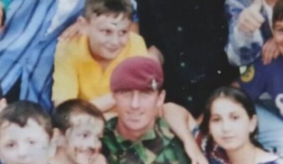 Veterani britanik kthehet pas 25 vjetësh në Kosovë, ka dëshirë t’i takojë fëmijët që i shpëtoi në luftë