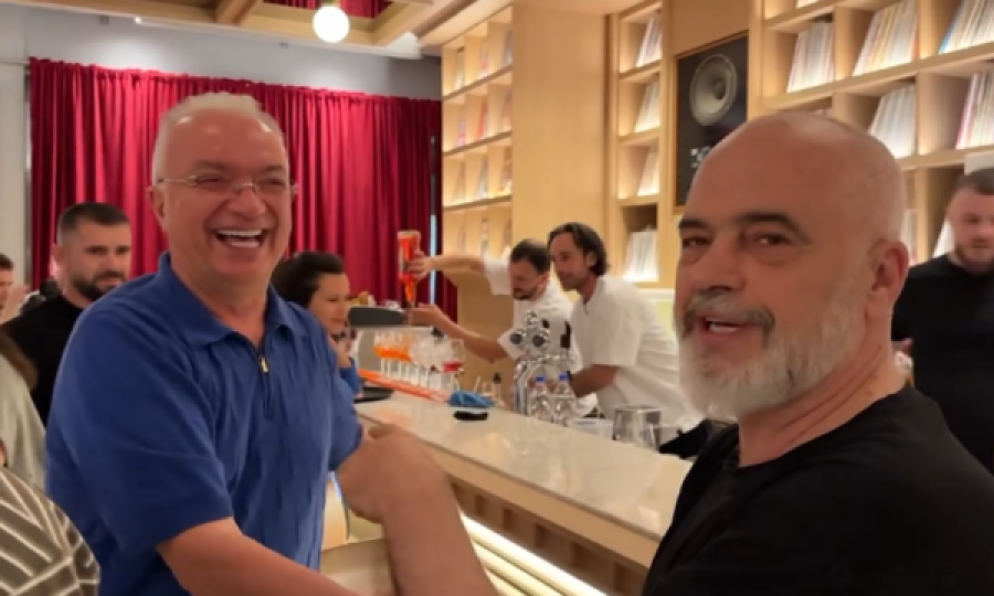 Rama has në Xhavit Halitin derisa promovon një biznes, me shaka e quan “kriminel lufte që s’është kapur akoma”