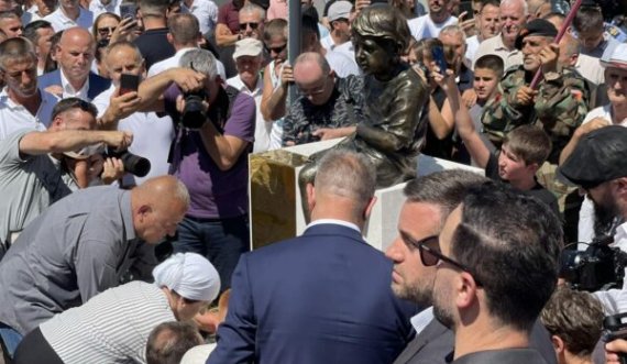Përurohet në Skenderaj skulptura e Leutrim Ahmetit, i vrarë gjatë luftës nga forcat serbe