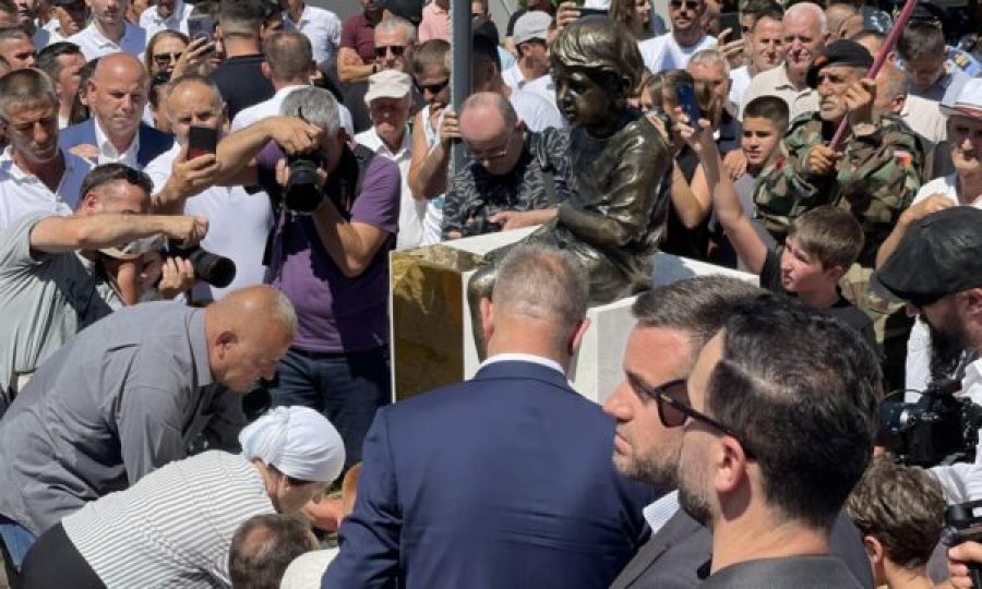 Përurohet në Skenderaj skulptura e Leutrim Ahmetit, i vrarë gjatë luftës nga forcat serbe