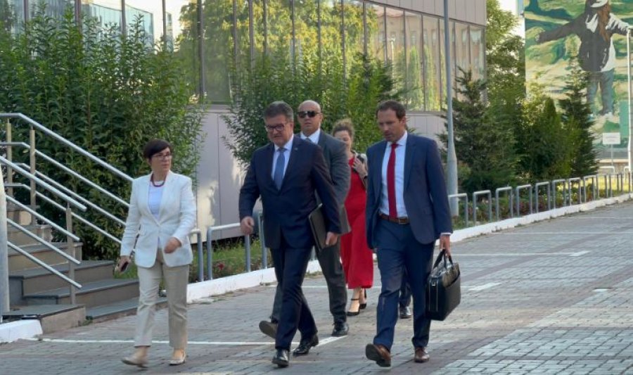 Miroslav Lajçak, ka mbërritur në objektin e Qeverisë së Kosovës