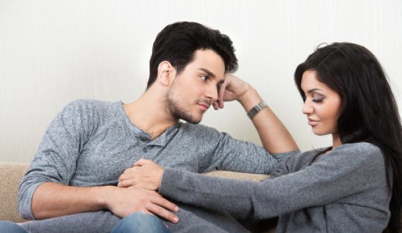 Tre gënjeshtrat që i thotë çdo mashkull për të përmirësuar lidhjen me partneren